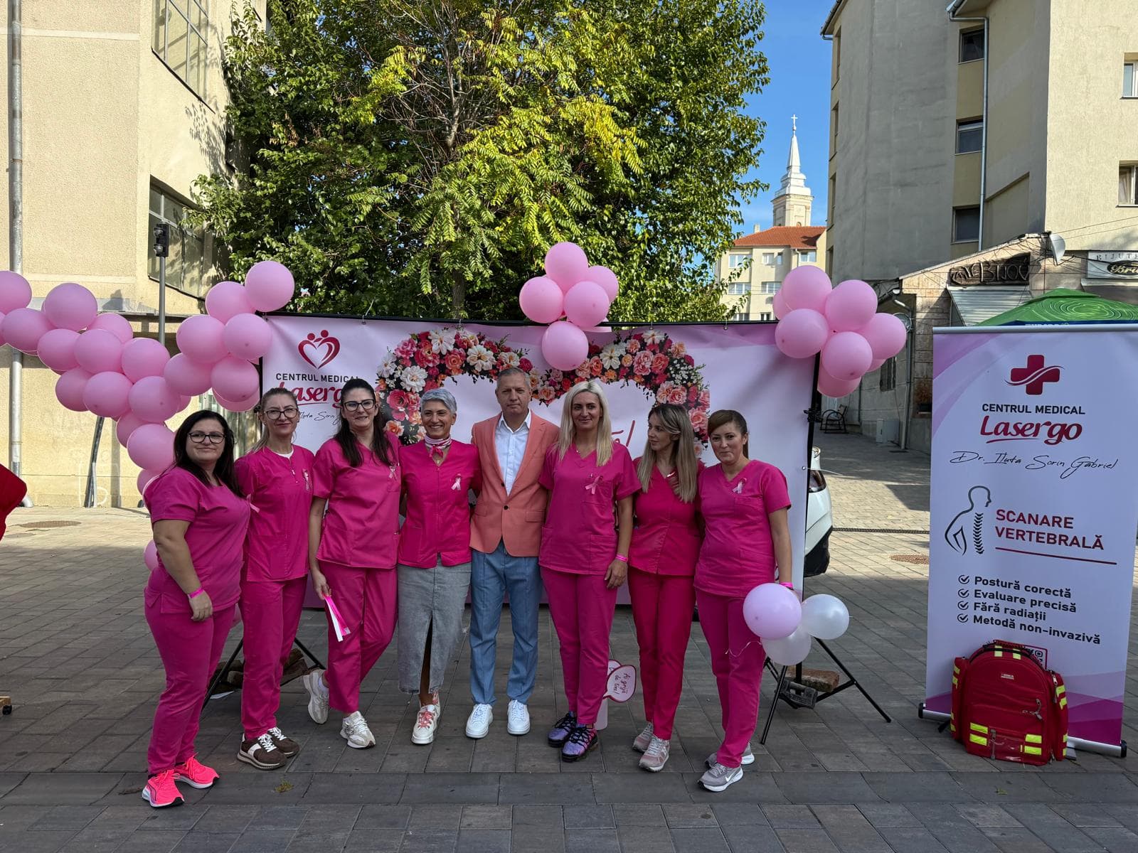 Dr. Iluță Sorin Gabriel alături de echipa Lasergo, în uniforme roz, la campania „Roz pentru viață”