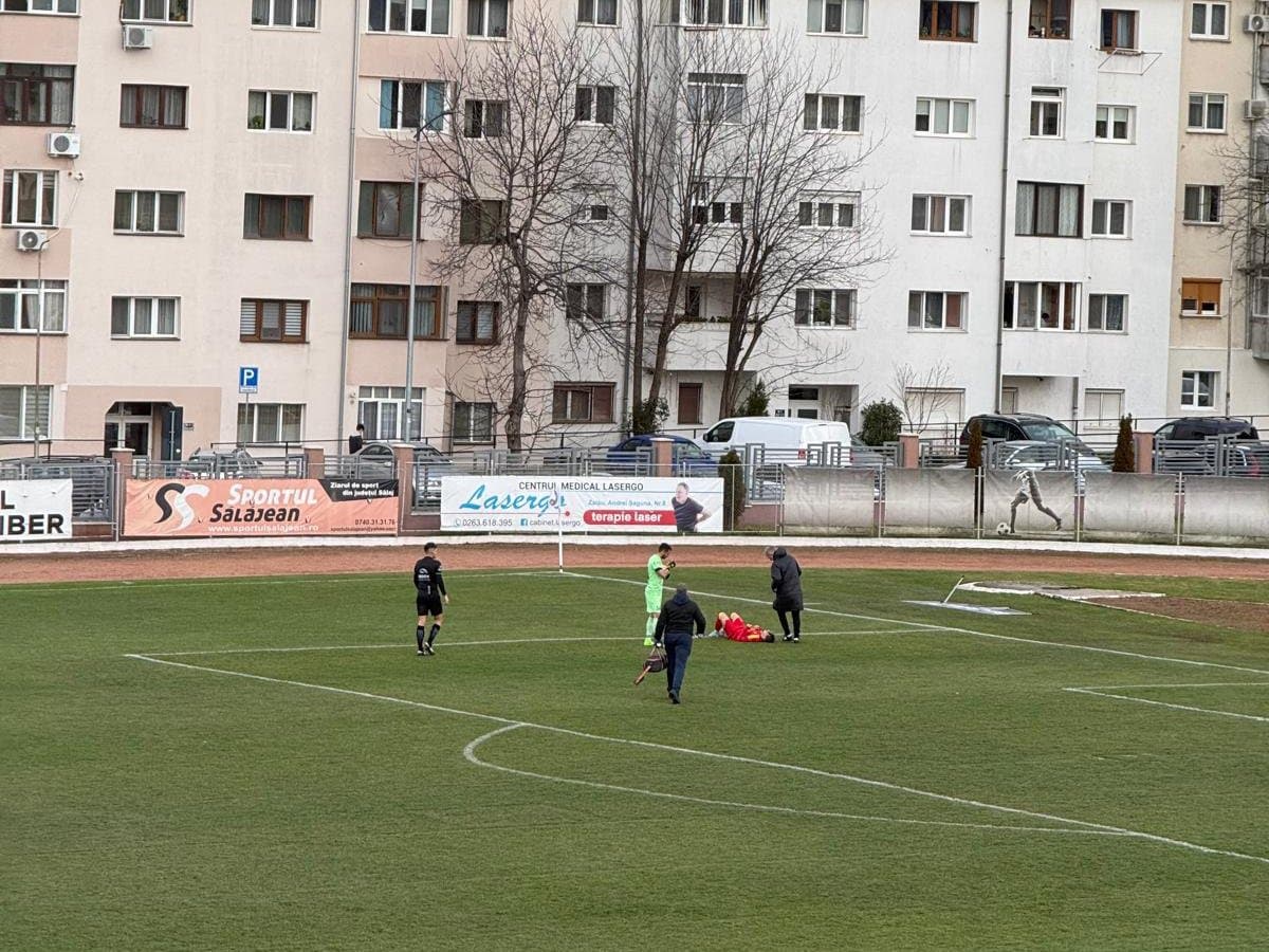 Intervenție pe teren lângă un jucător căzut, în timpul unui meci pe stadionul din Zalău
