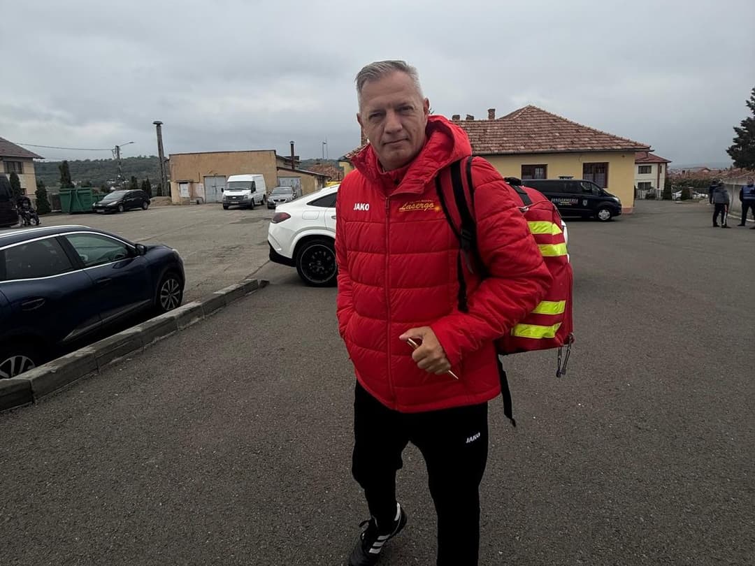 Dr. Iluță Sorin Gabriel, în geaca roșie Lasergo, cu rucsacul medical în spate, la stadionul din Zalău