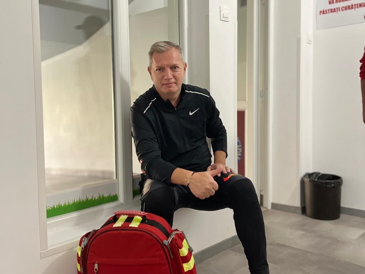 Dr. Iluță Sorin Gabriel la stadionul SCM Zalău, lângă rucsacul medical